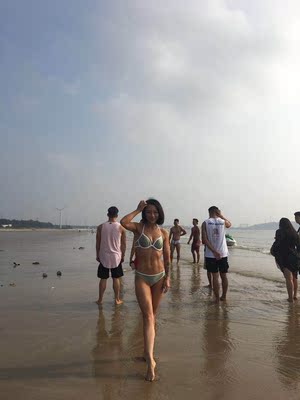 泳衣很好看。个人觉得型特别好。布料看起来也很高档。特别是我美黑后，穿起来感觉很酷。好评好评好评。买来参加沙滩小姐秀的。