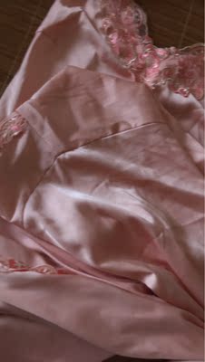 说实话没我想象的好，夜里秒杀的130块钱，玫粉色不是粉色，偏橘黄，手机拍不出来衣服的颜色，穿着还可以，给个好评吧，