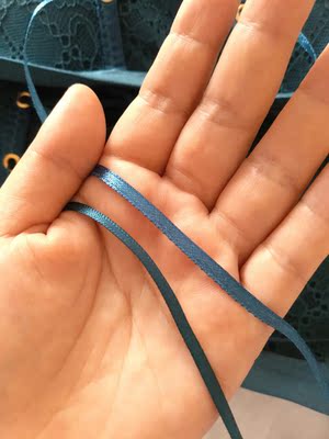 买了两次,发现系带质量明显不一样,第二次买的系带又薄颜色又浅,质量不如第一次的系带好,你们看是不是这样,上面的没有下面的颜色正,和文胸颜色的匹配明显不如下面的好,已经给客服反映过了,它说是工厂批次问题,希望工厂能改进,质量始终如一,配件也不能马虎,这款系带是点睛之笔,望重视! 买了两次,发现系带质量明显不一样,第二次买的系带又薄颜色又浅,质量不如第一次的系带好,你们看是不是这样,上面的没有下面的颜色正,和文胸颜色的匹配明显不如下面的好,已经给客服反映过了,它说是工厂批次问题,希望工厂能改进,质量始终如一,配件也不能马虎,这款系带是点睛之笔,望重视!