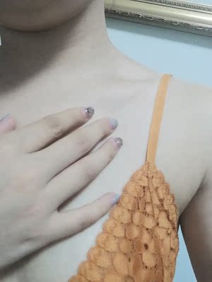 超级好看的一套内衣!特别薄,穿上很凉快!料子比普通蕾丝裹胸要好得多,很透气 超级好看的一套内衣!特别薄,穿上很凉快!料子比普通蕾丝裹胸要好得多,很透气