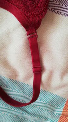 肩膀的地方有个环，勒的很痛，总体来说很满意吆，穿着很好看的，给还在犹豫的盆友一个小小的参考吧，本人属于小胸型，高169.52kg，穿着有点大了，不过这不是重点，并且肩带的长度可以调节，在后面，经我的体感之言，有心动的吗？