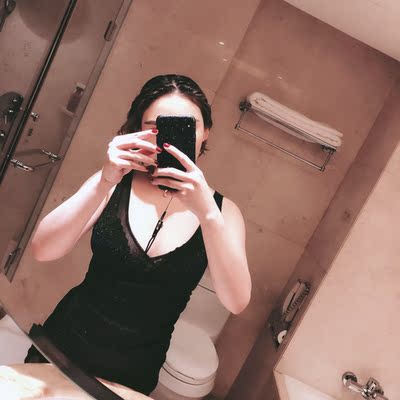 裙子是半透明的、很性感、性价比高，非常喜欢。赞