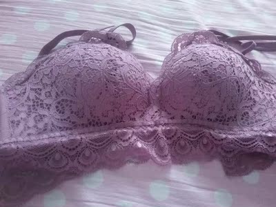 颜色差距不是一般的大啊，图一是卖家的图片，图二是我自己收到货拍的图片，完全不是一个色嘛，但是穿着还可以