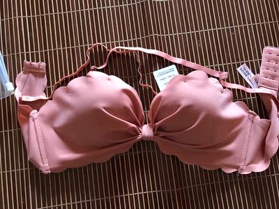 这款第二件了，上新的时候买了黑色，这次又追拍一件粉色，我平时基本都买黑白肤色，但因为看买家秀穿粉色太漂亮了，忍不住也入一件，质量一如既往的好，面料滑滑的，贴身穿舒服，双排扣的，就是送的三扣加长扣没什么用，总体还是很满意的，会继续回购。