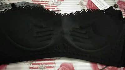 尺码标准，面料很舒服，特透气很好，妹妹看到也拍了同款，在商场问了问同款质量都买一百多，这个价能买到这么舒服的内衣真的很欣慰！真心不错穿着这个内衣很轻便的感觉，比较透气，不勒，发货又快，服务态度又好，还是挺满意的，又便宜，性价比很高，值得购买，老顾客了，来了好多次了，下次还要屯两件才行，简单上了几个图