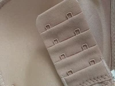 物流挺快的，客服态度也不错，宝贝质量也很好，是上薄下厚款，两排扣，蕾丝也很舒服不扎人，喜欢这个颜色。