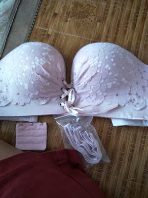 宝贝很漂亮。是我喜欢的款式。颜色没什么色差。