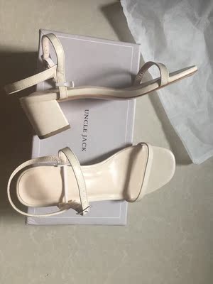 鞋子质量还是不错的，颜色也好看，是标准码，只试穿了一下，还没有穿着出去走走，中间有一些小问题，店主很热情很耐心的给解决了。