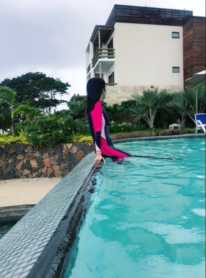 三天就收到了，衣服质量很好，做工精细，柔软的面料穿在身上很舒服，衣服有弹力穿在身上没有紧绷的感觉，胸垫的地方可以取出来，脖子也不会感觉到紧，拉链头上的地方是有防护的，不用担心拉链会卡脖子 很好穿脱，设计很新颖很时尚，很凸显身材曲线，修身显瘦显腿长，整体感觉气质优雅，很满意