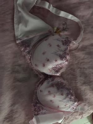 刺绣花很漂亮,蕾丝柔软,穿着的确是很舒服,很喜欢! 刺绣花很漂亮,蕾丝柔软,穿着的确是很舒服,很喜欢!