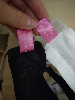 黑色是我到实体店买的产地上海，白色是这家店买的产地怎么就成东莞了不？？？不懂！