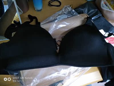 挺薄的,好像码数偏大,但穿起来感觉还不错吧 挺薄的,好像码数偏大,但穿起来感觉还不错吧