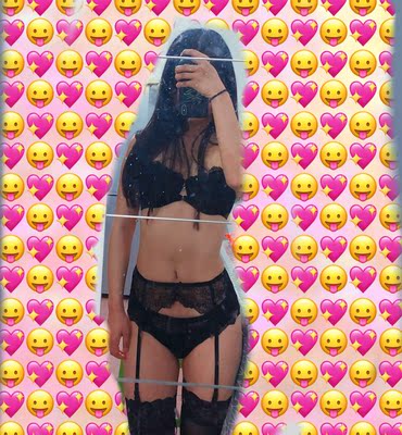 没有想象中那么做工精致。 失望。而且丝袜是真的短了。吊带袜长度也不够，拉的很紧。