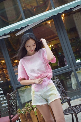 裤子的版型很喜欢 s码刚刚好 显腰身 颜色真得是美美哒 也容易搭配衣服 牛仔的面料也柔软 好评。