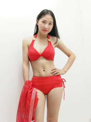 泳衣好漂亮啊!我特意下水洗了再来评价的。购买的时候好担心会脱色,结果一点浮色都没有。高腰设计把我的妊娠纹也挡住了。后背系带款看起来比较性感一些,好评哦!发个图给大家参考一下哈! 泳衣好漂亮啊!我特意下水洗了再来评价的。购买的时候好担心会脱色,结果一点浮色都没有。高腰设计把我的妊娠纹也挡住了。后背系带款看起来比较性感一些,好评哦!发个图给大家参考一下哈!