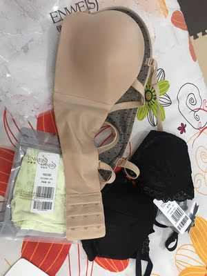 本来是奔着洪胖胖的推荐一次买了两件，但是，也太让人失望了。回来的时候先是没有标签，商家说可能是包装的时候忘记了。然后穿了两天准备清洗的时候就这样了。拜托，我外面穿的是棉白短袖，不是带刺的衣服好么！！之前买的230.240的某芬内衣，穿了一年多了蕾丝配件还都很好，这个是什么鬼&hellip;&hellip;