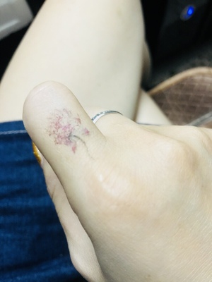 色差。而且不够粘，一下子就掉。三秒玩意&hellip;商家不易，给个好评