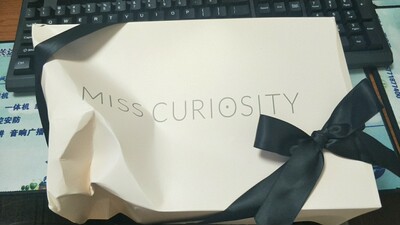 快递盒都被挤压的不成样子,尺寸是对的 适合贫乳的 还送了一双袜子 快递盒都被挤压的不成样子,尺寸是对的 适合贫乳的 还送了一双袜子