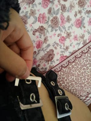 有浮毛，但是还可以接受！！！ 那个扣扣一碰就坏了怎么回事！！！ 很气   打算穿它出去玩的 破坏我的计划！！！这个质量真的是可以了🙃