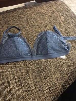 想要穿上去有胸型的就不要买了完全没有，就是看在石榴姐的份上买的哈哈