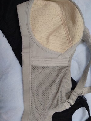 很合身了,做工也很精致,蕾丝摸起来手感也超好,穿在身上特别舒服,内衣的款式也很好看和卖家介绍的一样,颜色没有色差,罩杯的尺寸很准确,主要是聚拢效果好的没话说,不空杯,不易上滑,还可以收副乳,把整个胸都包在里面,显得非常挺。聚拢效果不错,是我想要的效果,穿在身上也超级舒服,薄薄的很好有弹性,而且非常透气,穿上无舒适度不错哦, 很合身了,做工也很精致,蕾丝摸起来手感也超好,穿在身上特别舒服,内衣的款式也很好看和卖家介绍的一样,颜色没有色差,罩杯的尺寸很准确,主要是聚拢效果好的没话说,不空杯,不易上滑,还可以收副乳,把整个胸都包在里面,显得非常挺。聚拢效果不错,是我想要的效果,穿在身上也超级舒服,薄薄的很好有弹性,而且非常透气,穿上无舒适度不错哦,