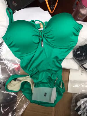 薇薇安推荐的范德安泳衣套装，专业的游泳战斗装，我选择了沙滩装，母子装超卡哇伊，绿色的好性感哈，速干毛巾老虎很有能量感，特别！每一套都有独立的袋子送！