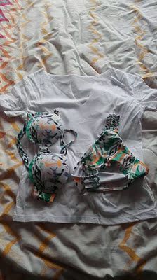 买的白色的，结果如图，完全不一致，差评