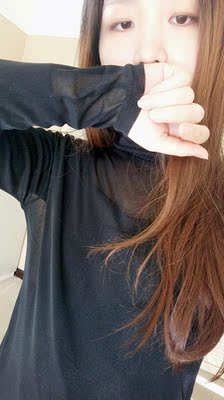 这款网纱打底很快就到了，迫不及待穿上试了试，很舒服的网纱，而且穿上有一点小性感，颜色也很百搭，不褪色，满意