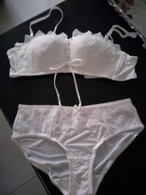 回来收到就迫不及待试了下，以为就一件内衣，没想到打开一看是一套，质量很不错，白色蕾丝的上身效果和聚拢效果很好，根本不用担心它会往下掉&hellip;最关键颜值高啊&hellip;