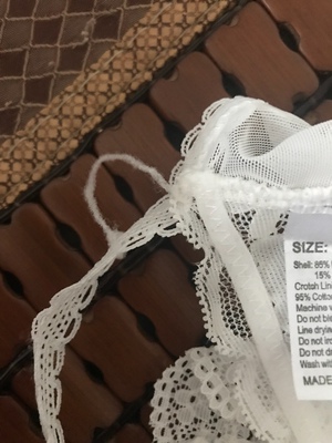 内衣褪色严重，洗了五次水还是黑色，东西质量一般，做工一般，面料一般。