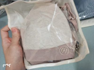 终于收到快递了，期待了好久。真的超级喜欢穿这种类型的内衣，对于小胸的妹子来说完全没有空杯的烦恼，而且毫无束缚感，而且这种细肩带的法式内衣真的显得很精致有没有。这款棉质的稍微比我买的另一款丝质的要稍微厚实一点，手感很柔软。而且这款的背部设计还蛮惊艳的。他们家的内衣除了稍微贵点，真的都刚刚看哪！！😍😍