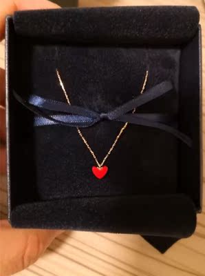 hkah18k小红心项链必买必买必买！不掉色也不过敏~超级百搭，小小一个太精致啦，本来在纠结买大心还是小心，但是相信我小心真的很精致很好看，显得人很秀气，反正这跟项链入了完全不会后悔 也不用担心红心很俗气，就跟信后小小的朱砂痣一样！