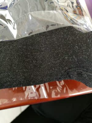实在是太太太差劲了，这个精梳棉的黑色根本不是黑色是像是沾了一身毛一样的感觉。做工也是不敢恭维，实在是太差了。送的两双袜子直接没法穿，颜色奇怪就不说了，那个印花跟出土文物的感觉一样，又土又低俗。奉劝各位看好了，不要跟我一样贪便宜，买一堆没用的。还有不要忘记买运费险，不然早退了。