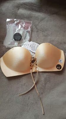 内衣收到了，精美盒装，罩杯大小很合适，聚拢效果很好，粘性好不掉，很喜欢