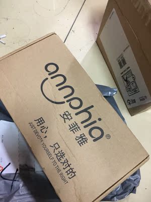 包装挺好的，盒子外边还有外包装袋，可以说是非常棒了。快递也很给力，还在客服那儿领了二十块的优惠券，我觉得十分十分十分十分划算，这个价格已经很亲民了。收到快递第一件事当然是拆开啊，拆开盒子里面还有一个包装袋，然后内衣也摆放整齐没有破损，然后这个好像都是纯棉的内衣内裤，内衣里面好像塞了海绵，买的时候没注意，摸的时候感觉下面很厚，上面挺薄的，而且有聚拢的效果感觉🌚好了就这样了，可以入手