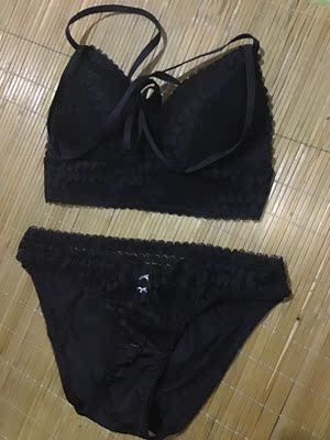 这款内衣款式很好看，罩杯内的设计是一片式的，不是拼接的，面料很柔软，这样穿起来很舒服又亲肤