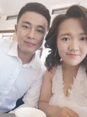 拍照的时候做各种动作都没有影响，很方便，也很粘，穿了一天都没有滑落，一开始还以为用了之后就不粘了，一次性的，晚上回来之后取下来特意还用手摸了一下发现还是很粘，感觉还可以用好几次都可以，完全没问题。我很喜欢店家这款产品，穿在身体没有沉重感，反而很舒服一点感觉都没有，聚拢效果也是非常不错的，之前看有的买家说会掉，我怎么感觉一点都不会呢，我之前买过这款都穿几次了~也谢谢的店家送给我的小礼物，很喜欢哦，加油，以后会常来的。每次穿着出去玩都很放心也很舒服，完全不用担心掉这个问题的，穿戴还是要讲究方式的哦，我感觉穿好了是绝对不会掉的，我穿这个就从来就没滑过的，不会穿的MM可一定要认真学习，这是女孩子必备的。