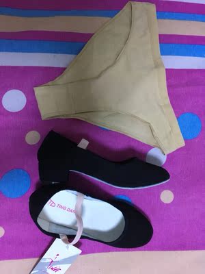 买鞋子时偶然发现考级专用短裤,明年再考级时不用把自己的往里卷边了,今年女儿同学还有直接不穿小内裤直接穿裤袜的,那样很不舒服的! 买鞋子时偶然发现考级专用短裤,明年再考级时不用把自己的往里卷边了,今年女儿同学还有直接不穿小内裤直接穿裤袜的,那样很不舒服的!