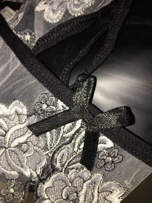 忘记收货了.质量不错.不拉丝.刚开始害怕黑色掉色.回来特意用热水和盐洗了一下.并没有掉色.卖家服务也不错.这个不是一次性的.应该能使用蛮久.到时候再回购