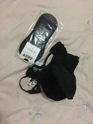 背后的花纹挺好看的，摸着布料也很舒服，软软的，老板还送了双袜子，可以购买。