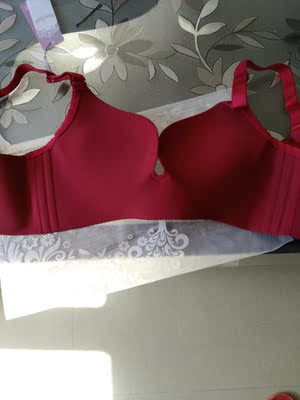 质量很好的，颜色正无味，穿上很漂亮，不愧为是大品牌，没想到这么好，包装特好，还会回购的，快递小哥辛苦了。