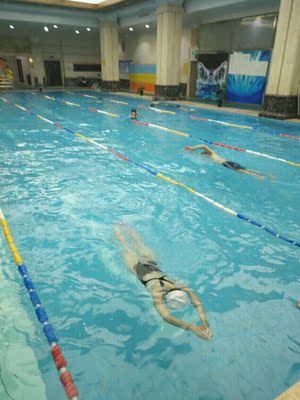 收到泳衣真是大大的惊喜,质量特别好,性价比超高,面料弹性大,质地轻薄,拿在手里能攥成一团,再也不用担心洗完后又湿又重不停淌水还不好干了!卖家送的乳贴也很好,粘性很大又不厚,用在泳衣或日常穿着都可以。我身高168CM,体重52公斤,客服建议XL,我怕勒肩膀买的XXL,很合适,一点也不勒。本人觉得此款泳衣唯一的缺点是开叉太高? 收到泳衣真是大大的惊喜,质量特别好,性价比超高,面料弹性大,质地轻薄,拿在手里能攥成一团,再也不用担心洗完后又湿又重不停淌水还不好干了!卖家送的乳贴也很好,粘性很大又不厚,用在泳衣或日常穿着都可以。我身高168CM,体重52公斤,客服建议XL,我怕勒肩膀买的XXL,很合适,一点也不勒。本人觉得此款泳衣唯一的缺点是开叉太高?