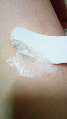 我的毛发比较浓密，用过之后很干净，而且很水润，皮肤都觉得润润的，挺好的，淡淡的柠檬清香 还有抑毛液，使用了一段时间毛发生长变慢了很多，太神奇了，用完之后最大的改善就是皮肤，感觉很湿润，皮肤摸上去滑滑的感觉！特别好！?使用后无过敏现象也没有刺痛感，是一款温和的产品。包装结实无破损，注意按照使用书去使用。