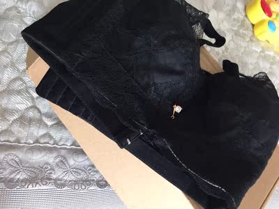 拍了黑色灰色两件，结果只收到了黑色，卖家竟然说灰色没货了，等了一个多星期才收到。感觉内衣码数偏小，拍了比平时穿的大一码了还是觉得有点紧，灰色的更小一些，越穿越不舒服，穿上都能把胸挤出来，你说尴尬不。还有穿着侧边两个条条折起来鼓起个大包是什么鬼？哎，已经扔那不穿了