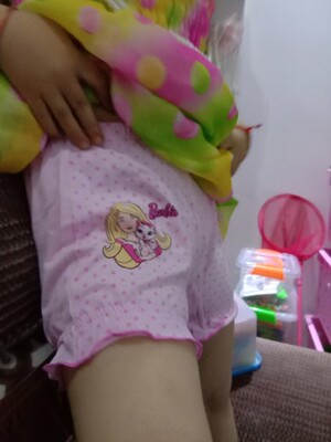 芭比女童内裤质量很好是纯棉的，宝宝穿着大小合适，卖家发货很快物流给力赞一个！
