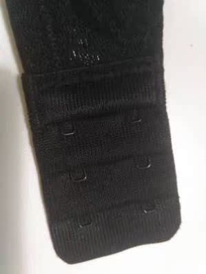 内衣厚度适中，客服推荐的码数也是很合适，款式也是描述的一样的，没有差别，看到销量不错，评价也挺好，就抱着试试的心态买了，收到没有失望，宝贝质量非常好，摸着很舒服，跟图片一模一样，无钢圈的穿着很舒服，不像以前的内衣穿着勒肩膀紧绷，真的比较喜欢这样的内衣，款式耐看漂亮，颜色也是我喜欢的。