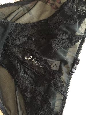 不得不说黑色真的很性感,一收到就立马试了,特别舒服,蕾丝很柔软,不勒人,大小刚刚好,很惊喜呢,会再光顾的,下次试试白色的 不得不说黑色真的很性感,一收到就立马试了,特别舒服,蕾丝很柔软,不勒人,大小刚刚好,很惊喜呢,会再光顾的,下次试试白色的