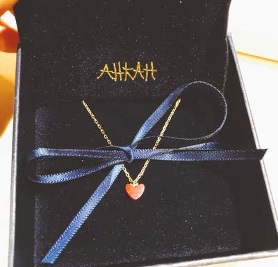 送给女票的生日礼物，她很喜欢戴上去也倍儿好看，关键价格还不贵，比较划算实用