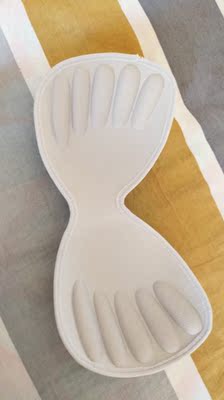 平胸，平时穿32,A内衣，选L码，一点不勒很舒服，还记得客服联系s码，哈哈，怕勒的不舒服就买L码宽松些，质量还行，有一点一定提醒大家，洗的时候黑色单独洗，晾晒的时候也不要和黑色的碰在一起，要不然就和我一样，算到了开头，没算到结尾，晾干才发现浅色染上黑色的印子，哎呦我去😓，再洗也洗不干净了。。。。。。。。。。晾的时候离黑色远远的！！！