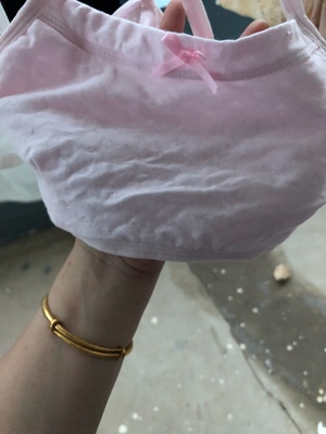 背心前面是双层的,防走光这点做的很完美,后面是单层的透气,拿回来就洗了 不褪色 没异味 完美 背心前面是双层的,防走光这点做的很完美,后面是单层的透气,拿回来就洗了 不褪色 没异味 完美